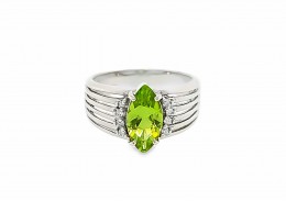 Pre-owned 18ct White Gold Peridot & Diamond Ring