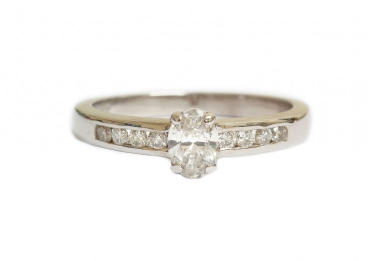 Pre-owned 18ct White Gold Oval Diamond Solitaire Ring