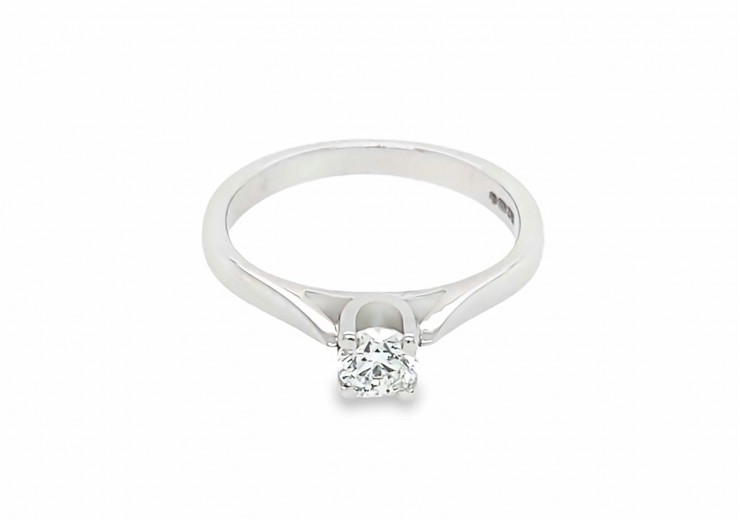 Pre-owned 18ct White Gold Diamond Solitaire Ring