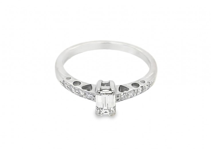 Pre-owned 18ct White Gold Diamond Solitaire Ring