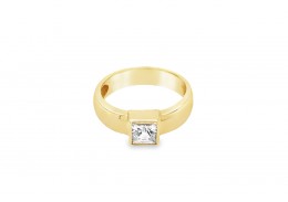 Pre-owned 9ct Yellow Gold Cubic Zirconia Ring 