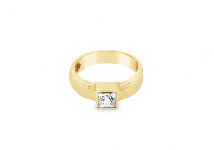 Pre-owned 9ct Yellow Gold Cubic Zirconia Ring 