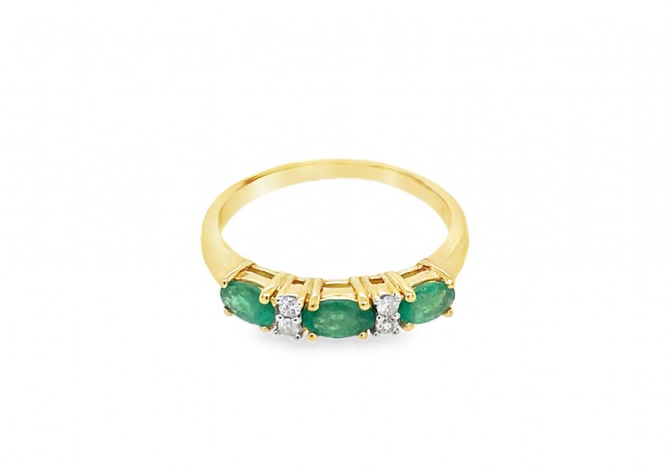 Pre-owned 9ct Yellow Gold Emerald & Diamond Ring Pre-owned 9ct Yellow Gold Emerald & Diamond Ring
