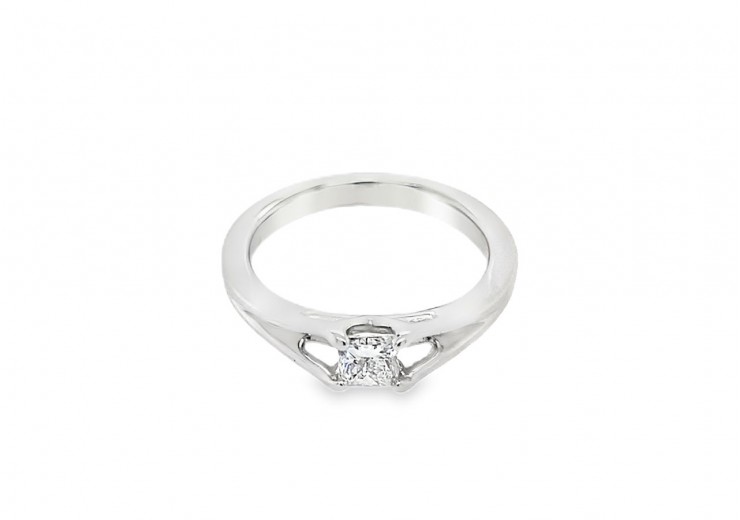 Pre-owned 18ct White Gold & Diamond Ring 