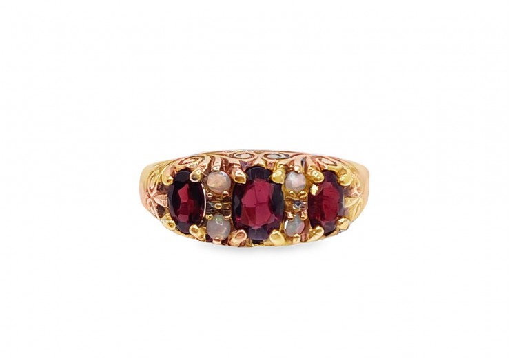 Pre-owned 9ct Yellow Gold Garnet & Opal Ring Pre-owned 9ct Yellow Gold Garnet & Opal Ring