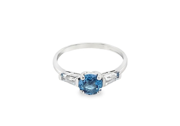 Pre-owned 9ct White Gold & Blue Topaz Ring Pre-owned 9ct White Gold & Blue Topaz Ring