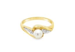 Pre-owned 9ct Gold Pearl & Diamond Ring Pre-owned 9ct Gold Pearl & Diamond Ring